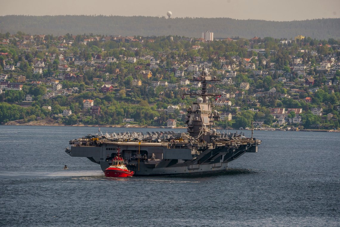 Det amerikanske hangarskipet USS Gerald R. Ford på vei inn Oslofjorden, med Haukåsen radartårn i bakgrunn. Skipet er verdens største krigsskip og skal ligge i havn i Oslo i fire dager.
Foto: Stian Lysberg Solum / NTB Det amerikanske hangarskipet USS Gerald R. Ford på vei inn Oslofjorden, med Haukåsen radartårn i bakgrunn. Skipet er verdens største krigsskip og skal ligge i havn i Oslo i fire dager.
Foto: Stian Lysberg Solum / NTB