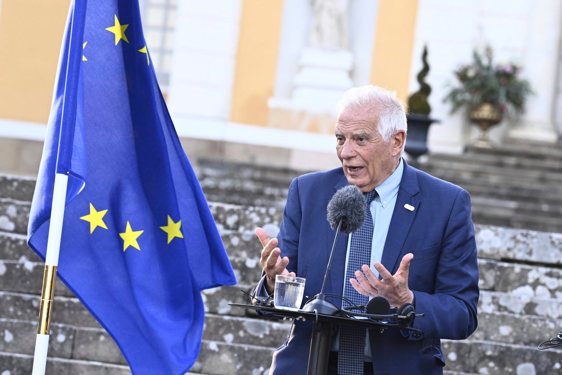 EUs utenriksministre ble fredag enige om å stake ut en ny kurs for forholdet ti Kina og bli mindre økonomisk avhengige av stormakten. Nå er spørsmålet hvordan det skal gjøres, sier EUs utenrikssjef Josep Borrell. Foto: Jonas Ekströmer / TT via AP / NTB EUs utenriksministre ble fredag enige om å stake ut en ny kurs for forholdet ti Kina og bli mindre økonomisk avhengige av stormakten. Nå er spørsmålet hvordan det skal gjøres, sier EUs utenrikssjef Josep Borrell. Foto: Jonas Ekströmer / TT via AP / NTB