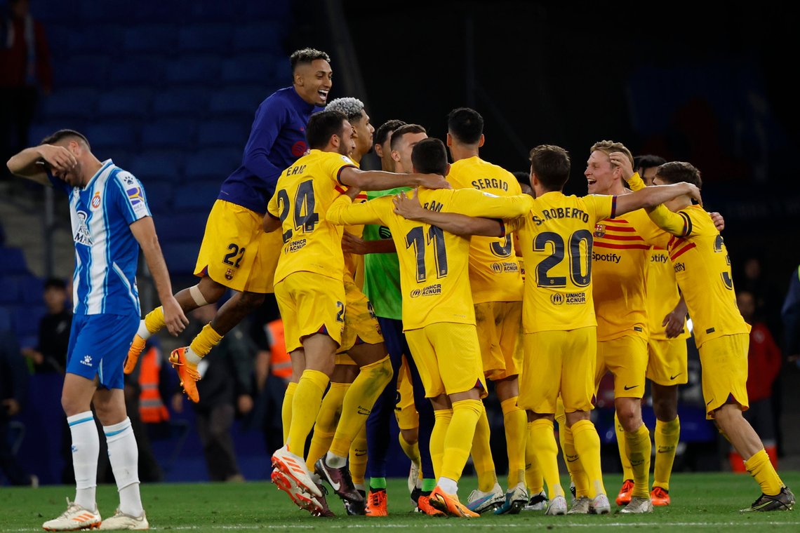 Barcelona-spillerne feiret seriegullet etter å ha slått sin nedrykkstruede byrival Espanyol. Det likte hjemmetilhengerne dårlig, og spillerne måtte flykte i garderoben. Foto: Joan Monfort, AP / NTB Barcelona-spillerne feiret seriegullet etter å ha slått sin nedrykkstruede byrival Espanyol. Det likte hjemmetilhengerne dårlig, og spillerne måtte flykte i garderoben. Foto: Joan Monfort, AP / NTB
