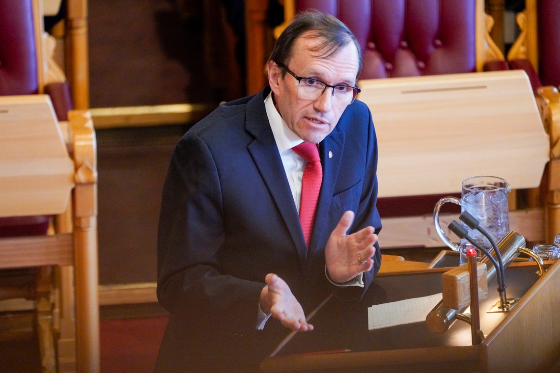Klima- og miljøminister Espen Barth Eide (Ap) har urealistiske klimamål, mener nesten alle nordmenn i en spørreundersøkelse.
Foto: Gorm Kallestad / NTB Klima- og miljøminister Espen Barth Eide (Ap) har urealistiske klimamål, mener nesten alle nordmenn i en spørreundersøkelse.
Foto: Gorm Kallestad / NTB