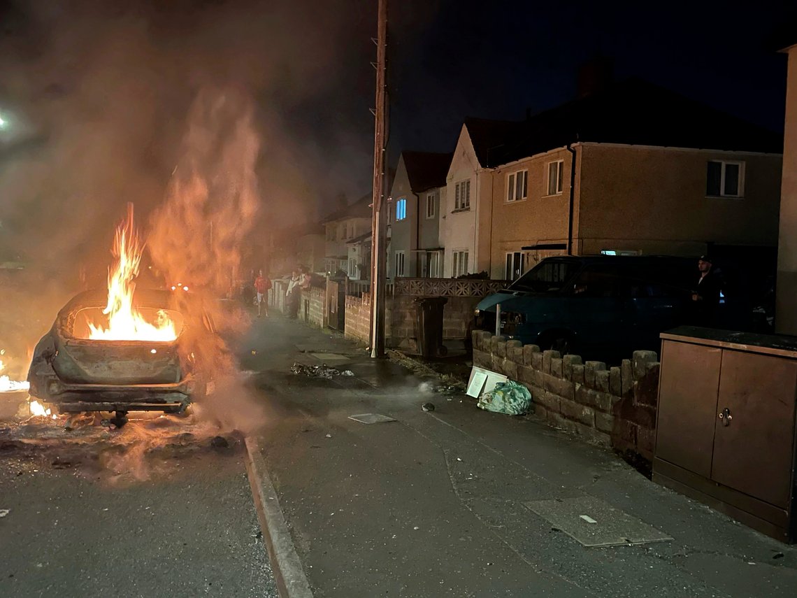 Etter en alvorlig ulykke der to tenåringer mistet livet, oppsto det store opptøyer i Cardiff mandag kveld. Foto: Bronwen Weatherby / PA / AP / NTB Etter en alvorlig ulykke der to tenåringer mistet livet, oppsto det store opptøyer i Cardiff mandag kveld. Foto: Bronwen Weatherby / PA / AP / NTB