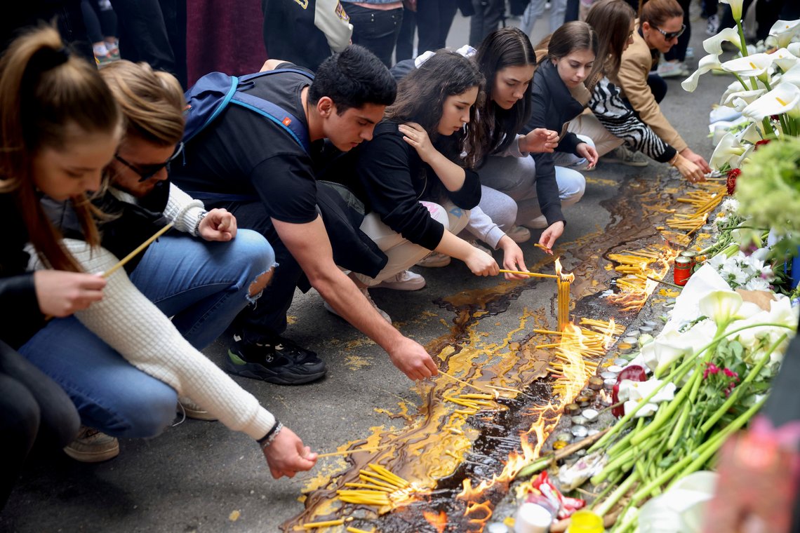 Etter at en 13-åring drepte åtte elever og en sikkerhetsvakt., er minst åtte mennesker drept og 13 såret i en ny skyteepisode. Foto: AP/Armin Durgut Etter at en 13-åring drepte åtte elever og en sikkerhetsvakt., er minst åtte mennesker drept og 13 såret i en ny skyteepisode. Foto: AP/Armin Durgut