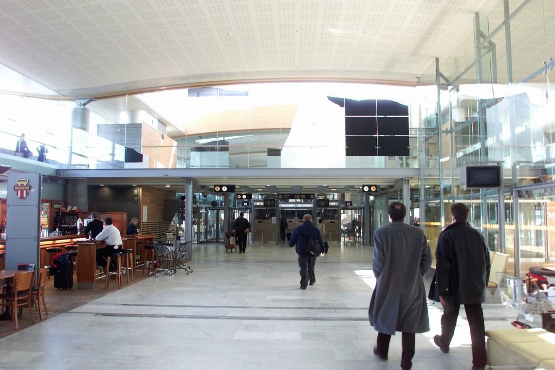 GARDERMOEN 20010322: Norge inn i Schengen-samarbeidet. På vei inn i Schengen-land: Et påbygg på 2000 kvadratmeter med nye "bur" for passkontroll skal håndtere reisende til og fra land som ikke
er med i Schengen-samarbeidet. Her blir det grundig sjekk, blant annet opp mot den store databasen med opplysninger om ettersøkte og uønskede personer.
Foto: Knut Falch / NTB GARDERMOEN 20010322: Norge inn i Schengen-samarbeidet. På vei inn i Schengen-land: Et påbygg på 2000 kvadratmeter med nye "bur" for passkontroll skal håndtere reisende til og fra land som ikke
er med i Schengen-samarbeidet. Her blir det grundig sjekk, blant annet opp mot den store databasen med opplysninger om ettersøkte og uønskede personer.
Foto: Knut Falch / NTB