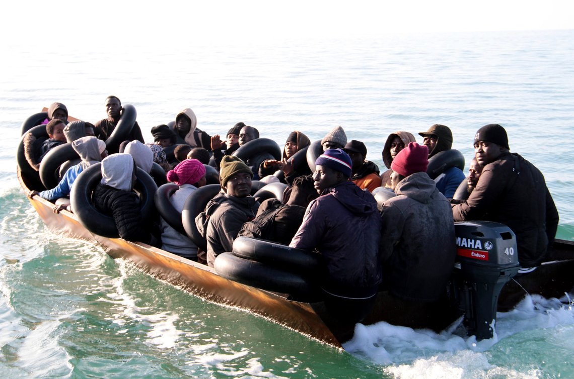 En stappfull metallbåt blir stanset av Tunisias maritime nasjonalgarde utenfor Sfax. Afrikanere fra land sør for Sahara har fått det langt vanskeligere i Tunisia etter at landets president kom med harde utfall mot dem i en tale i februar. Foto: AP / NTB En stappfull metallbåt blir stanset av Tunisias maritime nasjonalgarde utenfor Sfax. Afrikanere fra land sør for Sahara har fått det langt vanskeligere i Tunisia etter at landets president kom med harde utfall mot dem i en tale i februar. Foto: AP / NTB