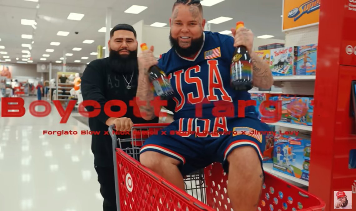 Foto: Skjermpdump YouTube. Boycott Target - Forgiato Blow x JimmyLevy x nicknittoli x StoneyDudebro "Official Music Video" Foto: Skjermpdump YouTube. Boycott Target - Forgiato Blow x JimmyLevy x nicknittoli x StoneyDudebro "Official Music Video"