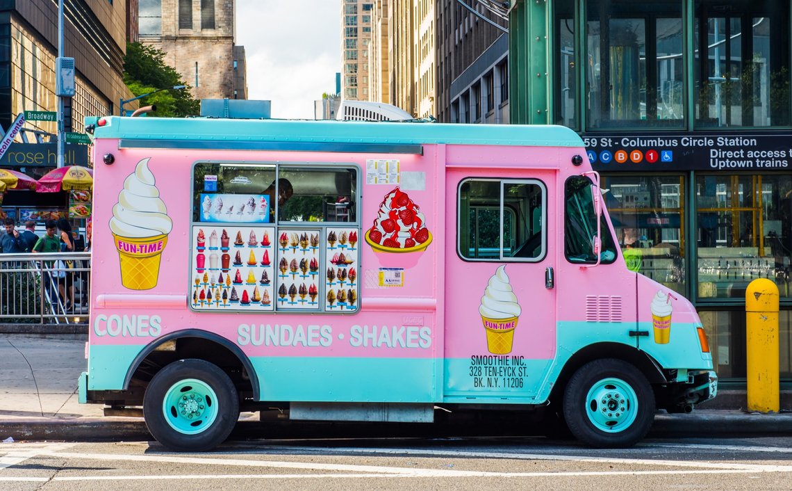 NEW YORK, USA - September 26, 2018: Pink and blue Ice Cream Truck on streets of Manhattan. Photo: Shutterstock, Resul Muslu, Turkey. Joe Biden forteller barn at han vil bli husket for to ting: Ray-Ban-solbriller og sjokoladeis. Han er så glad i is at han jager etter innbilte iskrembiler. NEW YORK, USA - September 26, 2018: Pink and blue Ice Cream Truck on streets of Manhattan. Photo: Shutterstock, Resul Muslu, Turkey. Joe Biden forteller barn at han vil bli husket for to ting: Ray-Ban-solbriller og sjokoladeis. Han er så glad i is at han jager etter innbilte iskrembiler.
