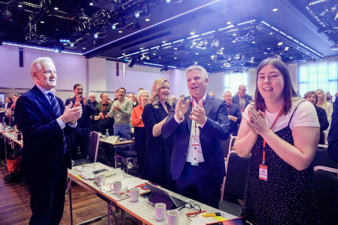 Statsminister Jonas Gahr Støre (t.v.), Kjersti Stenseng, Bjørnar Skjæran og Astri Hoem på Arbeiderpartiet landsmøte i Oslo Kongressenter. Foto: Javad Parsa / NTB Statsminister Jonas Gahr Støre (t.v.), Kjersti Stenseng, Bjørnar Skjæran og Astri Hoem på Arbeiderpartiet landsmøte i Oslo Kongressenter. Foto: Javad Parsa / NTB