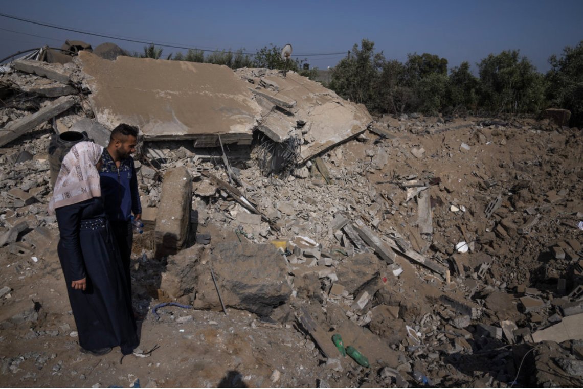Palestinere ser på restene av en bygning som ble rasert i et israelsk angrep i Khan Younis sør på Gazastripen torsdag. NTB viser ingen bilder av hva som rammer Israel. Foto: AP / NTB Palestinere ser på restene av en bygning som ble rasert i et israelsk angrep i Khan Younis sør på Gazastripen torsdag. NTB viser ingen bilder av hva som rammer Israel. Foto: AP / NTB