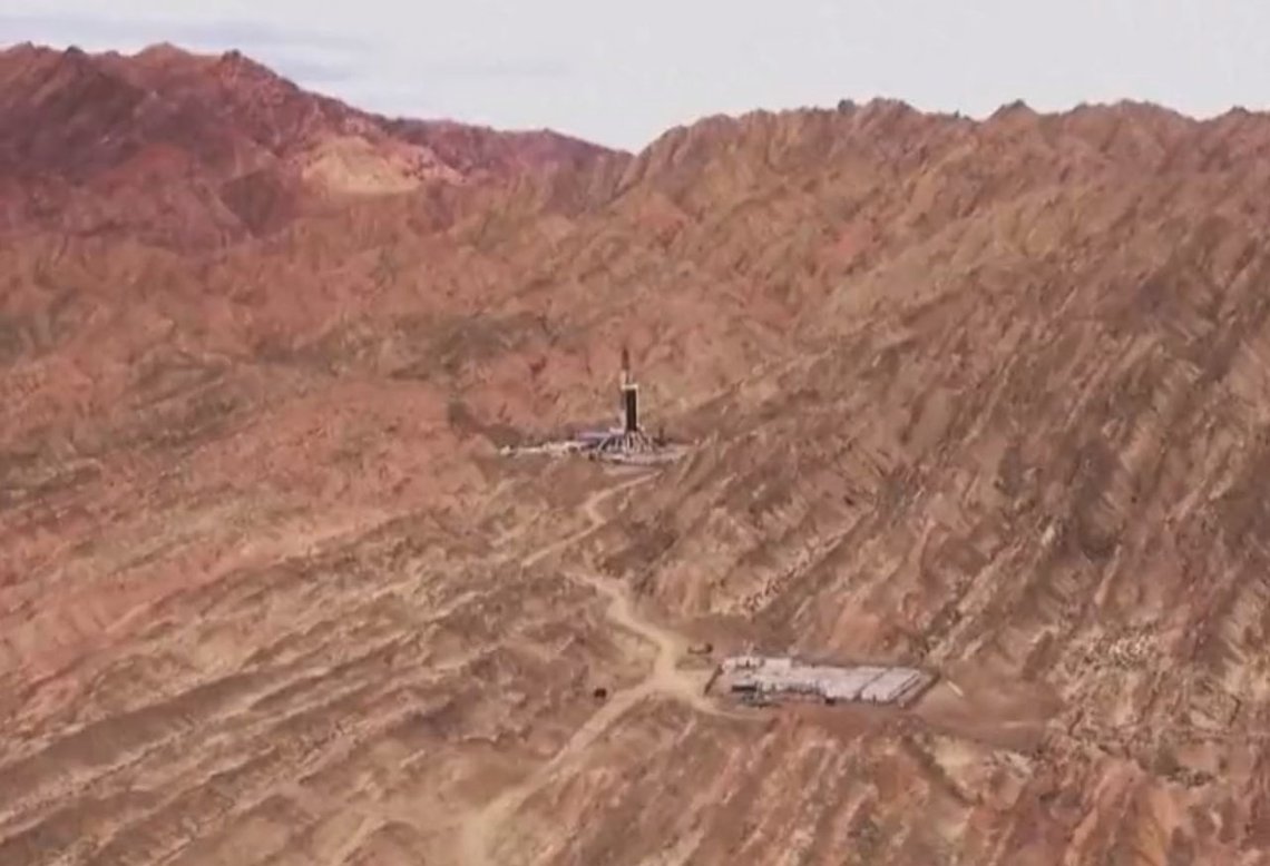 Det smale hullet ned i bakken vil trenge gjennom mer enn ti kontinentale klippe- eller stenlag og nå krittsystemet i jordskorpen. Videodump fra Twitter Det smale hullet ned i bakken vil trenge gjennom mer enn ti kontinentale klippe- eller stenlag og nå krittsystemet i jordskorpen. Videodump fra Twitter