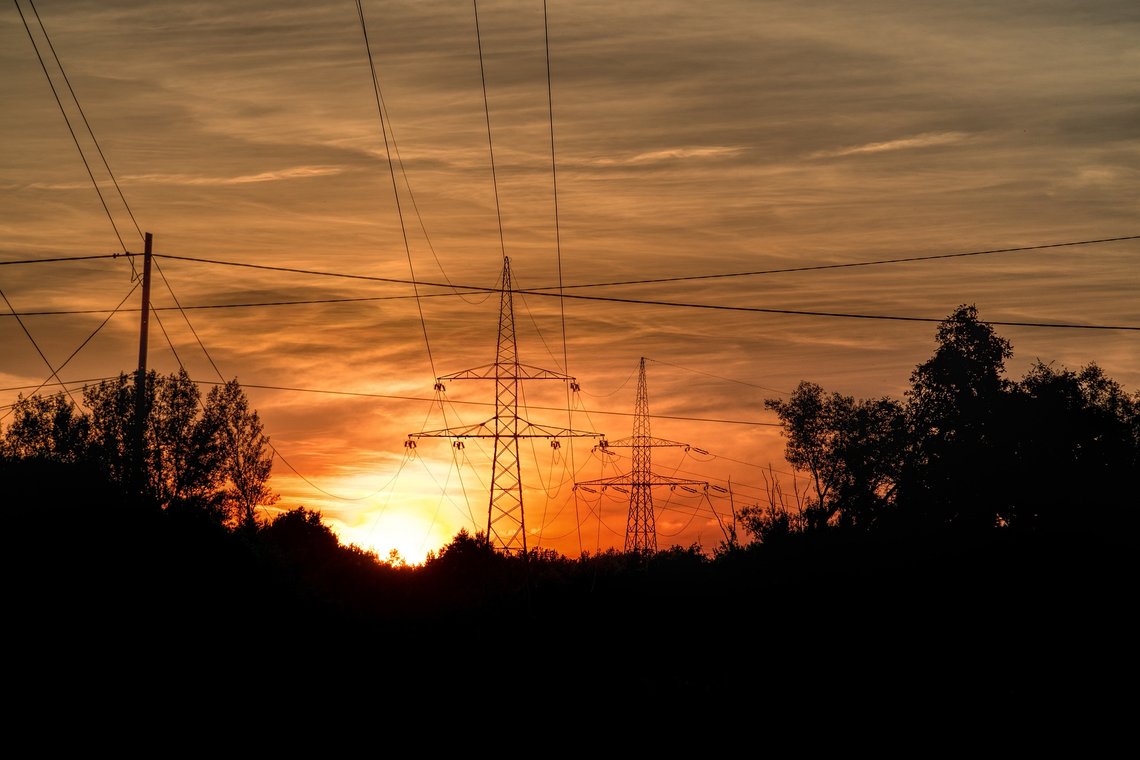 Når solen går ned virker ikke solcellene lenger. Kraftmangelen i USA nærmer seg krisenivå. Utrolig hva Biden-regimet har fått til på litt over to år. Illustrasjonsbilde: Pixabay Når solen går ned virker ikke solcellene lenger. Kraftmangelen i USA nærmer seg krisenivå. Utrolig hva Biden-regimet har fått til på litt over to år. Illustrasjonsbilde: Pixabay