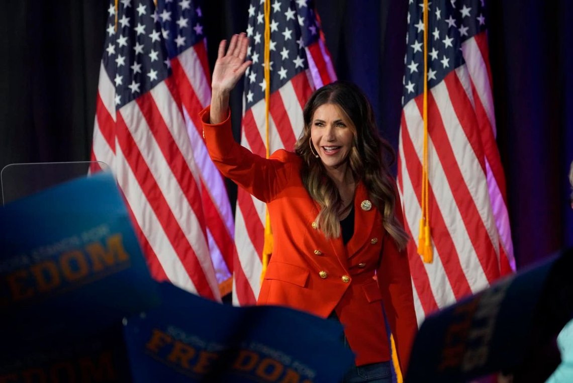 Kristi Noem (R) har hatt en høy stjerne blant Republikanerne i USA. Nå slås det sprekker i glansen. Foto: Facebook/ Noem Kristi Noem (R) har hatt en høy stjerne blant Republikanerne i USA. Nå slås det sprekker i glansen. Foto: Facebook/ Noem