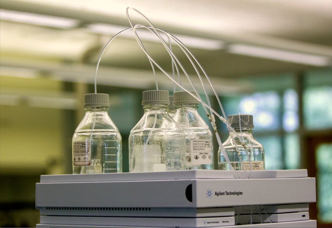 Drikkevann blir testet for PFAS på et laboratorium i Michigan. Industrigiganten 3M har inngått et milliardforlik etter å ha blitt saksøkt for vannforurensning. Arkivfoto: Cory Morse / The Grand Rapids Press via AP / NTB Drikkevann blir testet for PFAS på et laboratorium i Michigan. Industrigiganten 3M har inngått et milliardforlik etter å ha blitt saksøkt for vannforurensning. Arkivfoto: Cory Morse / The Grand Rapids Press via AP / NTB