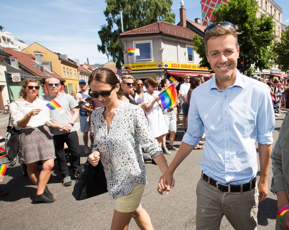 Tidligere KrF-leder Knut Arild Hareide sammen med sin kone under Pride i 2016.
Foto: Terje Bendiksby / NTB Tidligere KrF-leder Knut Arild Hareide sammen med sin kone under Pride i 2016.
Foto: Terje Bendiksby / NTB