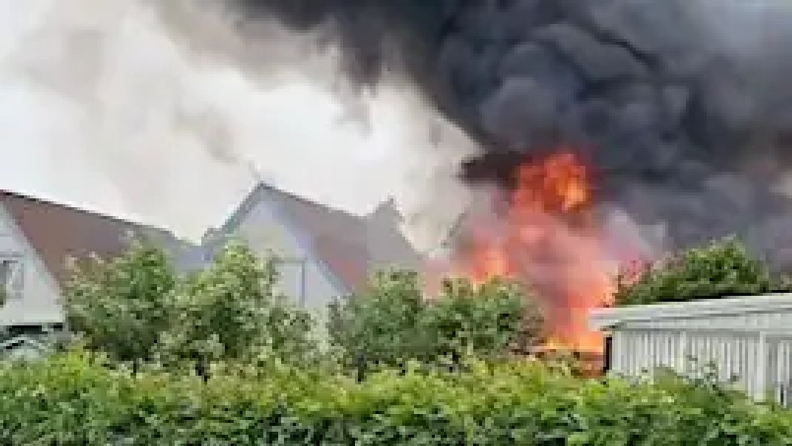 Brannen i Stockholm startet i en el-bil, som sto parkert i en carport. Skjermdump: Video Expressen Brannen i Stockholm startet i en el-bil, som sto parkert i en carport. Skjermdump: Video Expressen
