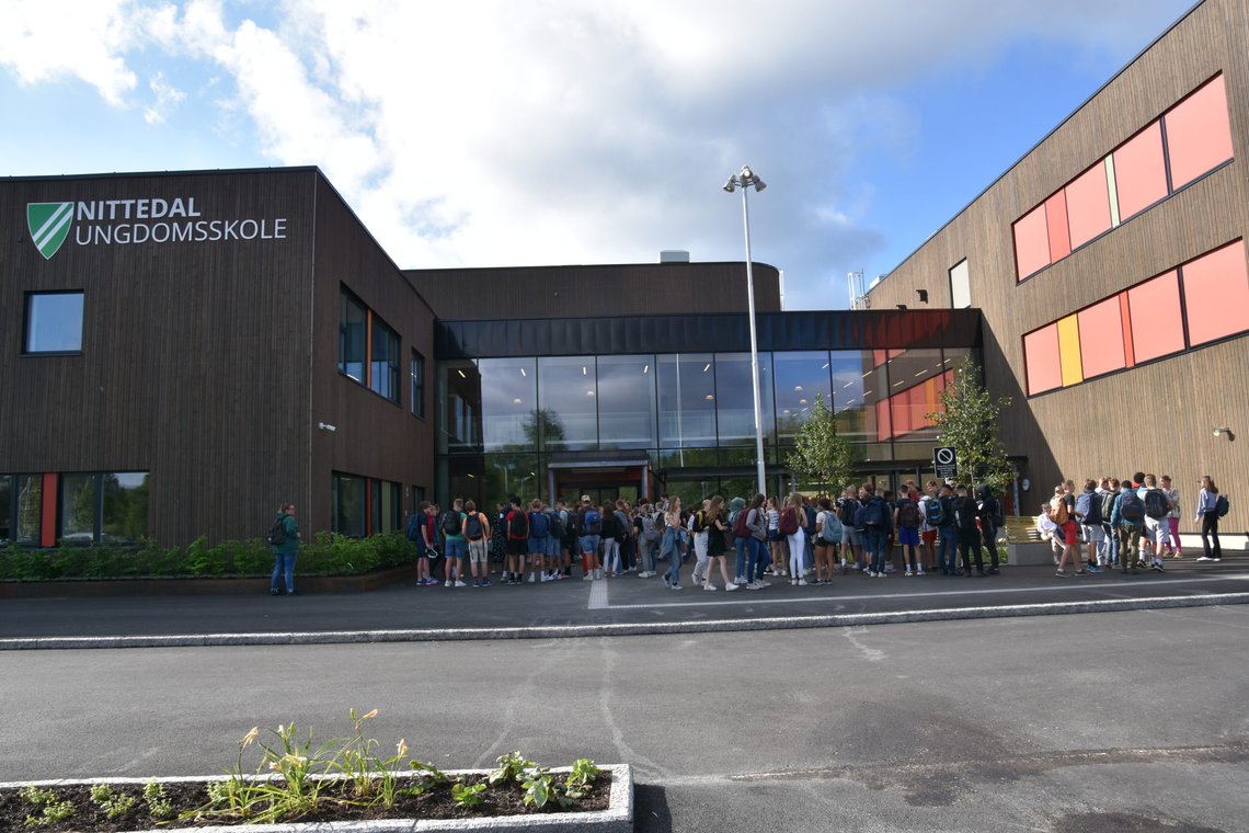 Nittedal ungdomsskole er topp moderne med alt utstyr. Men alt for mange elever møter ikke opp på skolen. Dette er et nasjonalt problem. Rektor spår en nasjonal krise hvis det ikke iverksettes tiltak. Foto: Nittedal kommune Nittedal ungdomsskole er topp moderne med alt utstyr. Men alt for mange elever møter ikke opp på skolen. Dette er et nasjonalt problem. Rektor spår en nasjonal krise hvis det ikke iverksettes tiltak. Foto: Nittedal kommune