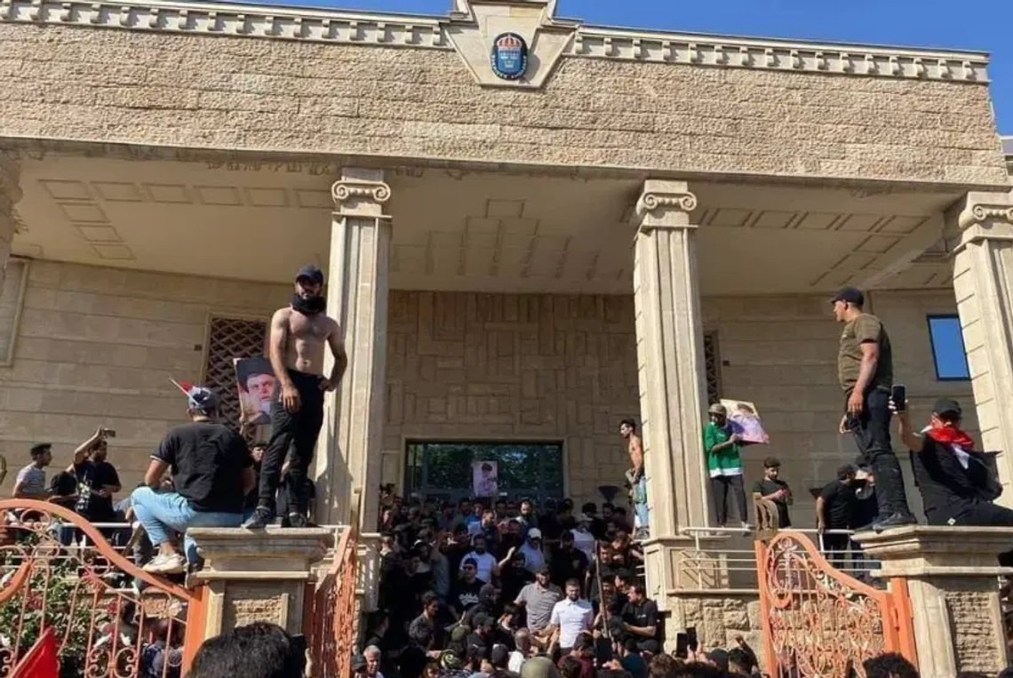 Den svenske ambassaden i Irak ble stormet torsdag ettermiddag.
Foto: Skjermbilde Twitter Den svenske ambassaden i Irak ble stormet torsdag ettermiddag.
Foto: Skjermbilde Twitter