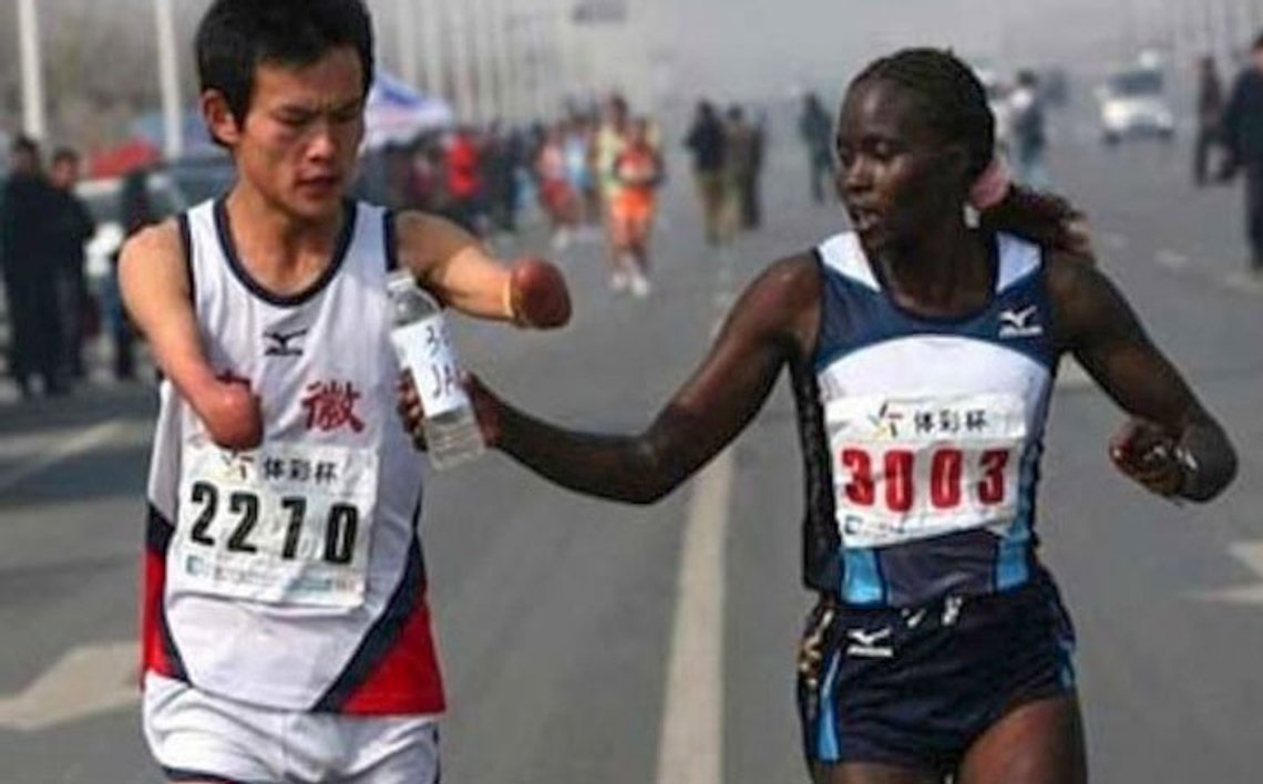 Da Jacqueline Nyetipei Kiplimo slapp taket i kineseren ved 38-kilometersmerket, var det for sent å innhente lederposisjonen. Men hun vant hjertene. Foto: Twitter Da Jacqueline Nyetipei Kiplimo slapp taket i kineseren ved 38-kilometersmerket, var det for sent å innhente lederposisjonen. Men hun vant hjertene. Foto: Twitter
