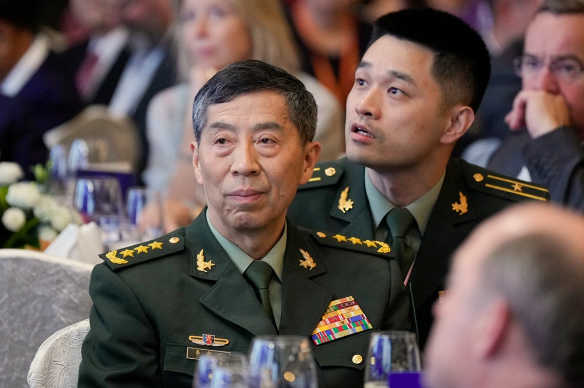 Her er Kinas forsvarsminister avbildet under den pågående Sikkerhetskonferansen i Singapore. Kina har ikke villet la landets forsvarsminister Li Shangfu møte USAs forsvarsminister Lloyd J. Austin under den pågående Sikkerhetskonferansen i Singapore. Kanskje ikke så rart, ettersom Li Shangfu ble underlagt amerikanske sanksjoner allerede i 2018. Foto: Vincent Thian / AP / NTB Her er Kinas forsvarsminister avbildet under den pågående Sikkerhetskonferansen i Singapore. Kina har ikke villet la landets forsvarsminister Li Shangfu møte USAs forsvarsminister Lloyd J. Austin under den pågående Sikkerhetskonferansen i Singapore. Kanskje ikke så rart, ettersom Li Shangfu ble underlagt amerikanske sanksjoner allerede i 2018. Foto: Vincent Thian / AP / NTB