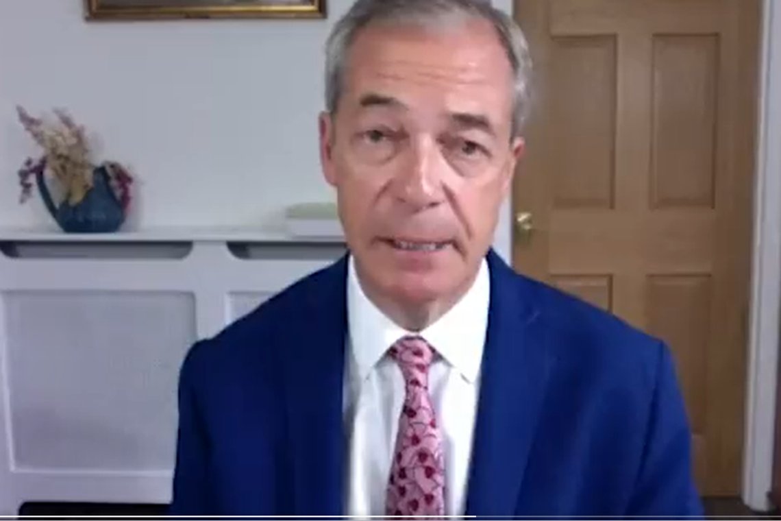 Nigel Farage advarer på Twitter om at hvis bankene kan stenge kontiene til en politiker som ham, kan bankene også stenge vanlige folks konti. Skjermdump: Twitter Nigel Farage advarer på Twitter om at hvis bankene kan stenge kontiene til en politiker som ham, kan bankene også stenge vanlige folks konti. Skjermdump: Twitter