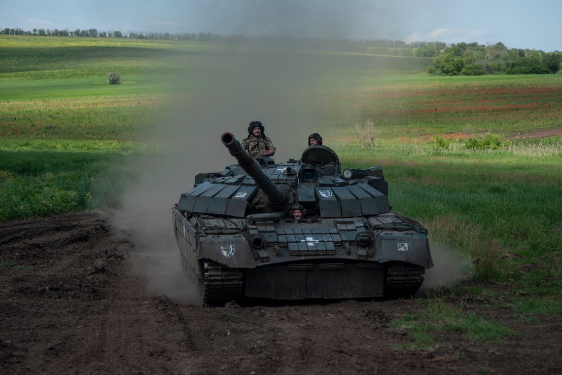 En ukrainsk stridsvogn nær Tsjasiv Jar øst i landet onsdag. Flere medier viser til ukrainske militærkilder som sier den ventede ukrainske offensiven nå er i gang. Foto: Iryna Rybakova / AP / NTB En ukrainsk stridsvogn nær Tsjasiv Jar øst i landet onsdag. Flere medier viser til ukrainske militærkilder som sier den ventede ukrainske offensiven nå er i gang. Foto: Iryna Rybakova / AP / NTB