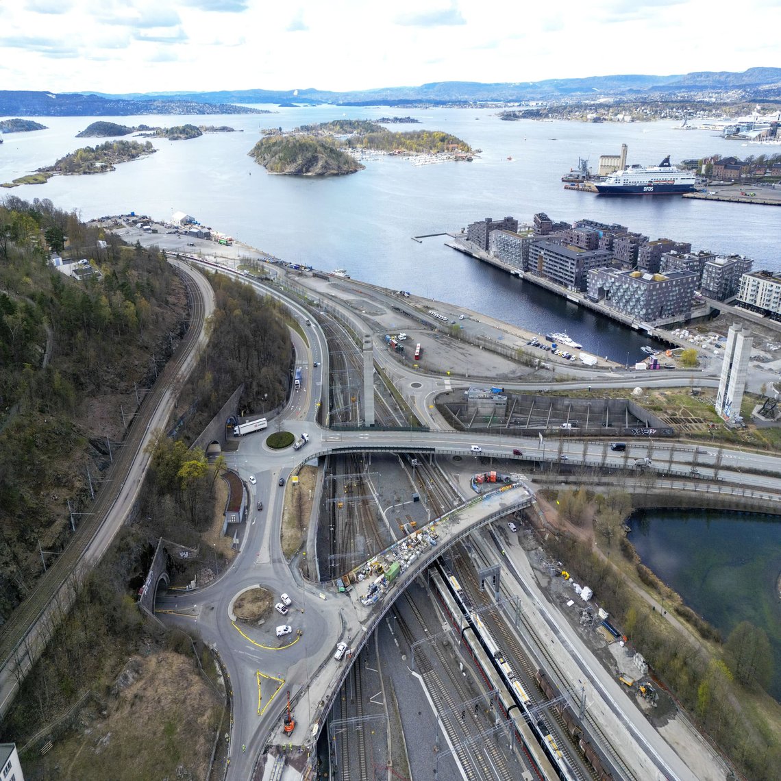Dronebilder av veiene som kommer ut av tunellene med Sørenga og Oslo fjorden i bakgrunnen.
Foto: Gorm Kallestad / NTB Dronebilder av veiene som kommer ut av tunellene med Sørenga og Oslo fjorden i bakgrunnen.
Foto: Gorm Kallestad / NTB