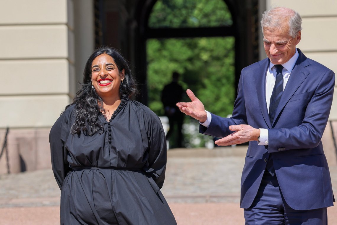 Oslo 20230628.
Statsminister Jonas Gahr Støre presenterer Lubna Jaffery som kultur- og likestillingsminister etter Anette Trettebergstuen som sist fredag varslet sin avgang.
Foto: Geir Olsen / NTB Oslo 20230628.
Statsminister Jonas Gahr Støre presenterer Lubna Jaffery som kultur- og likestillingsminister etter Anette Trettebergstuen som sist fredag varslet sin avgang.
Foto: Geir Olsen / NTB
