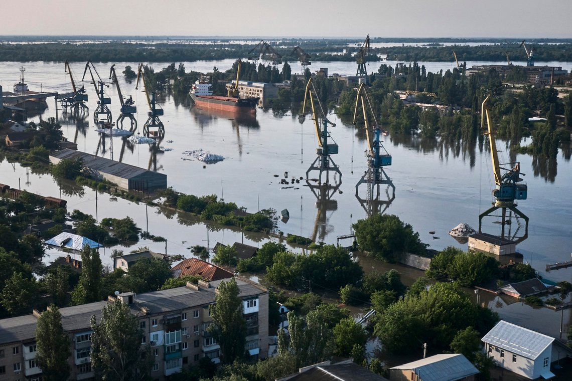 Gatene sto under vann i Kherson i Ukraina onsdag, litt over et døgn etter at Kakhovka-demningen kollapset. Foto: Libkos / AP / NTB Gatene sto under vann i Kherson i Ukraina onsdag, litt over et døgn etter at Kakhovka-demningen kollapset. Foto: Libkos / AP / NTB