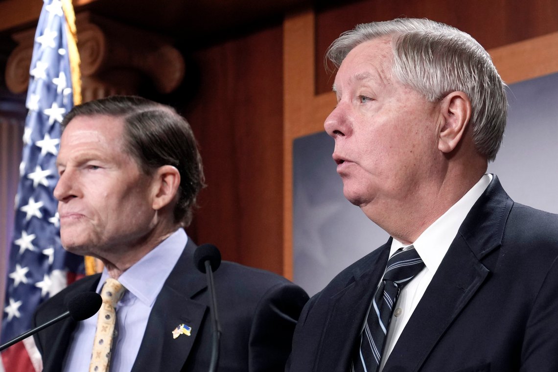 De to senatorene Lindsay Graham (R-South Carolina) og Richard Blumenthal (D-Connecticut) la torsdag frem en felles resolusjon som gir dystre assosiasjoner, sett i lys av utviklingen som nå pågår inne i Russland. Foto: Mariam Zuhaib / AP / NTB De to senatorene Lindsay Graham (R-South Carolina) og Richard Blumenthal (D-Connecticut) la torsdag frem en felles resolusjon som gir dystre assosiasjoner, sett i lys av utviklingen som nå pågår inne i Russland. Foto: Mariam Zuhaib / AP / NTB