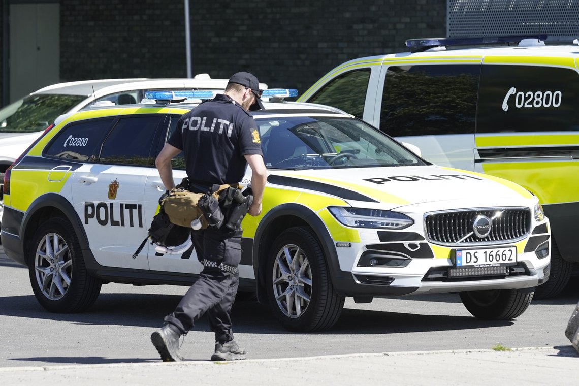 Oslo 20230530.
Politi på Hellerud videregående skole etter melding om at en person skal ha angrepet en eller flere personer med kniv.
Foto: Lise Åserud / NTB Oslo 20230530.
Politi på Hellerud videregående skole etter melding om at en person skal ha angrepet en eller flere personer med kniv.
Foto: Lise Åserud / NTB