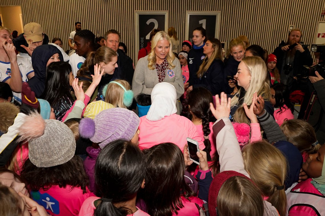 Oslo 20220406.
Kronprinsesse Mette-Marit er til stede ved «Rosa skodagen» i Linderud flerbrukshall i Oslo onsdag.
Arrangementet er i regi av idrettselever ved Bjerke videregående skole.
Foto: Lise Åserud / NTB Oslo 20220406.
Kronprinsesse Mette-Marit er til stede ved «Rosa skodagen» i Linderud flerbrukshall i Oslo onsdag.
Arrangementet er i regi av idrettselever ved Bjerke videregående skole.
Foto: Lise Åserud / NTB