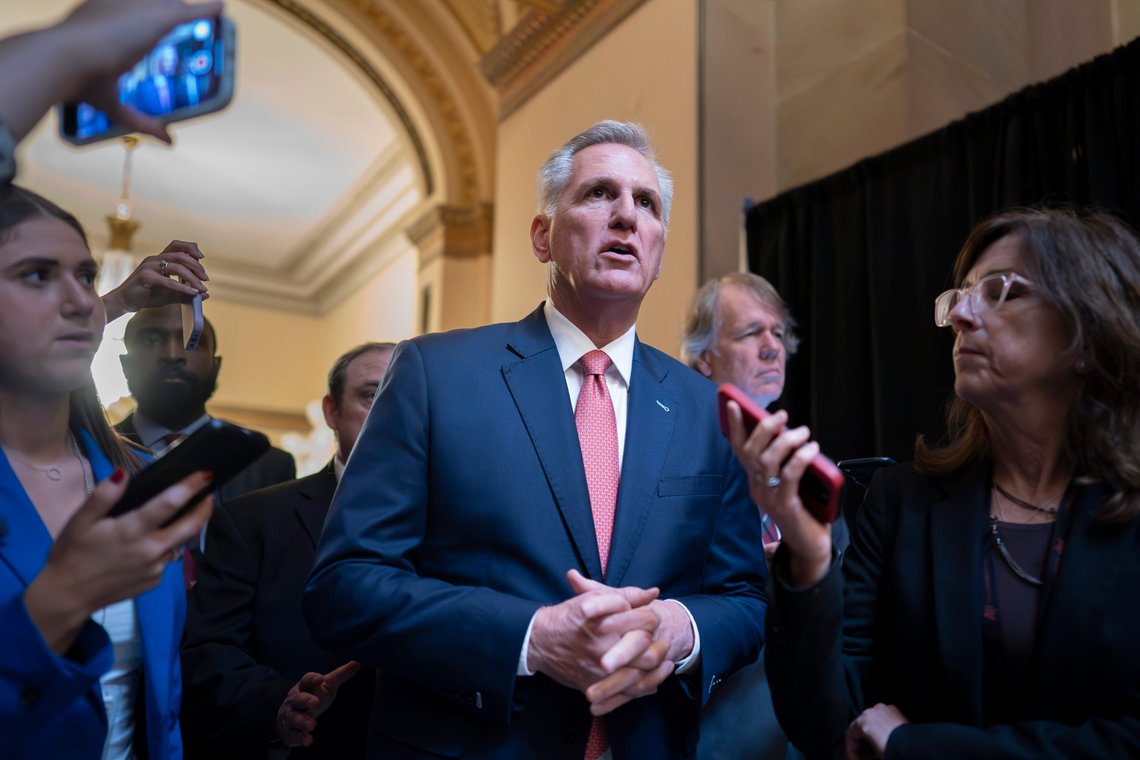 Haous Speaker Kevin McCarthy støtter et forsøk på å stanse riksrettssakene mot Donald Trump. Foto: AP /J. Scott Applewhite/ NTB Haous Speaker Kevin McCarthy støtter et forsøk på å stanse riksrettssakene mot Donald Trump. Foto: AP /J. Scott Applewhite/ NTB
