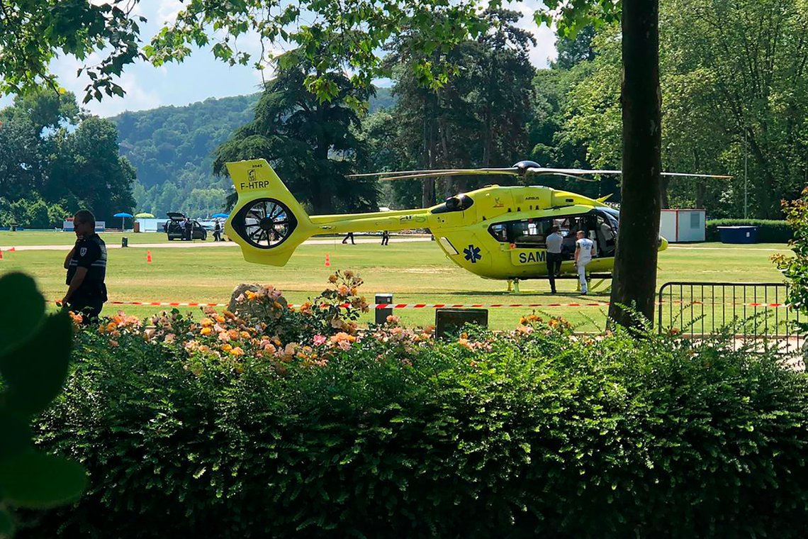 Et redningshelikopter ble sendt til Annecy for å frakte ofre for knivstikkingen til sykehus. Tre barn ble kritisk skadd etter hendelsen. Foto: Florent Pecchio / L'Essor Savoyard / AP / NTB Et redningshelikopter ble sendt til Annecy for å frakte ofre for knivstikkingen til sykehus. Tre barn ble kritisk skadd etter hendelsen. Foto: Florent Pecchio / L'Essor Savoyard / AP / NTB