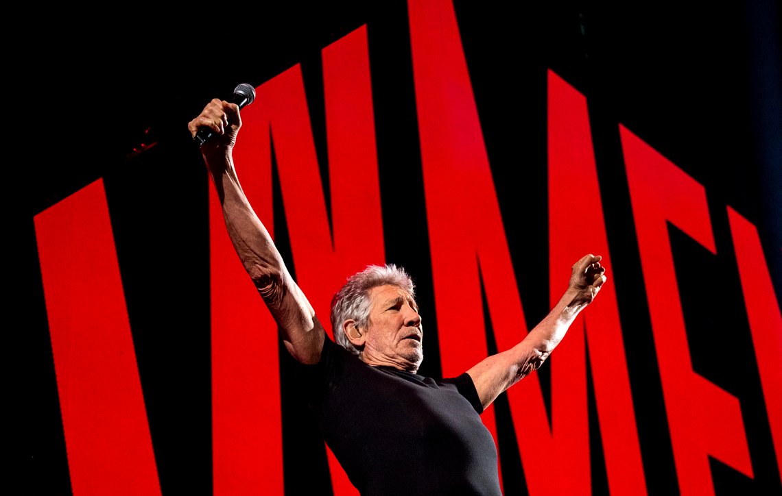 Roger Waters opptrer på Barclays Arena i Hamburg, Tyskland, 7. mai 2023, hvor han startet sin "This Is Not A Drill"-turné i Tyskland. Biden-administrasjonen blander seg inn i kontroversen rundt Pink Floyd-grunnlegger Roger Waters og hans nylige opptredener i Tyskland, som av enkelte har blitt oppfattet som antisemittiske. Utenriksdepartementet uttalte at Waters har "en lang historie med å bruke antisemittiske uttrykk for å rakke ned på jøder."
Foto: Daniel Bockwoldt/dpa via AP Roger Waters opptrer på Barclays Arena i Hamburg, Tyskland, 7. mai 2023, hvor han startet sin "This Is Not A Drill"-turné i Tyskland. Biden-administrasjonen blander seg inn i kontroversen rundt Pink Floyd-grunnlegger Roger Waters og hans nylige opptredener i Tyskland, som av enkelte har blitt oppfattet som antisemittiske. Utenriksdepartementet uttalte at Waters har "en lang historie med å bruke antisemittiske uttrykk for å rakke ned på jøder."
Foto: Daniel Bockwoldt/dpa via AP
