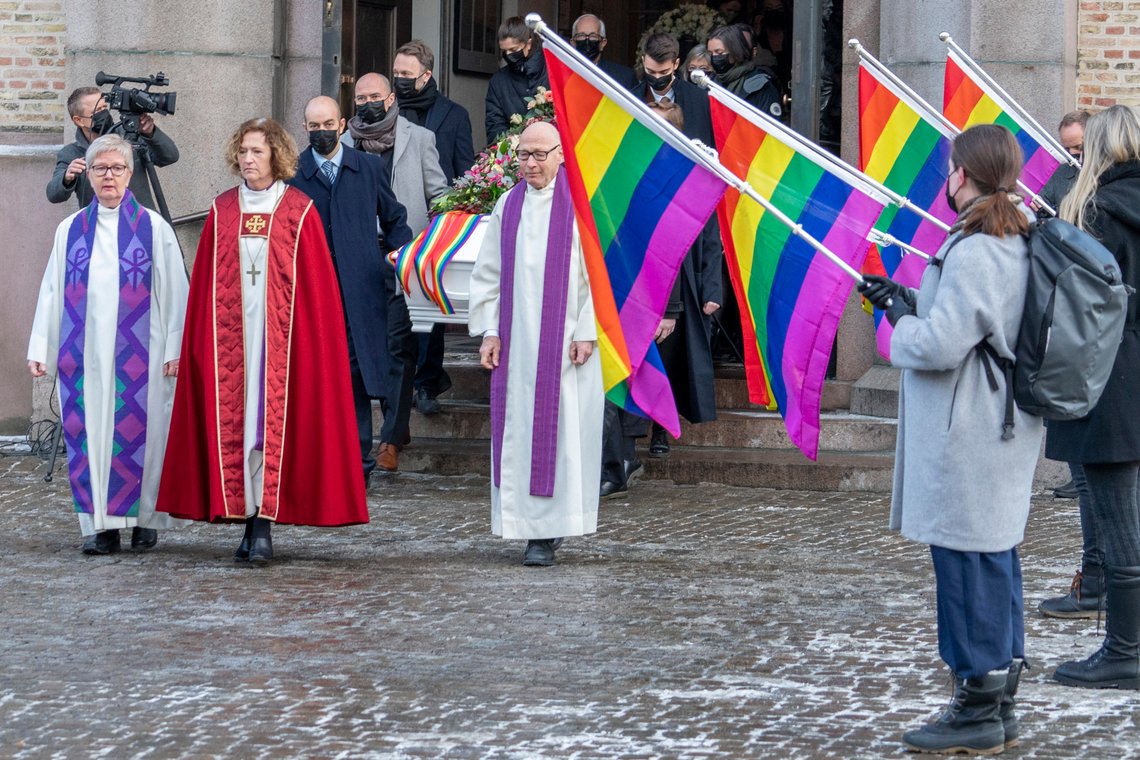 Oslo 20211206.
Båren bæres ut fra kirken etter bisettelsen av Karen-Christine Friele i Oslo domkirke.
Foto: Heiko Junge / NTB Oslo 20211206.
Båren bæres ut fra kirken etter bisettelsen av Karen-Christine Friele i Oslo domkirke.
Foto: Heiko Junge / NTB