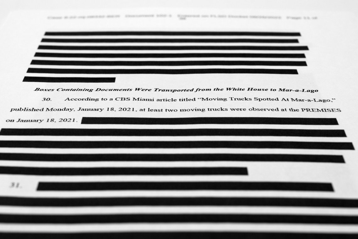 Dette er offentlighetsloven praktisert av FBI. Nesten alt av interesse er sladdet, igjen en maktdemonstrasjon av et politi som gjør som de vil. Pages from the affidavit by the FBI in support of obtaining a search warrant for former President Donald Trump's Mar-a-Lago estate are photographed Friday, Aug. 26, 2022. U.S. Magistrate Judge Bruce Reinhart ordered the Justice Department to make public a redacted version of the affidavit it relied on when federal agents searched Trump's estate to look for classified documents. (AP Photo/Jon Elswick) Dette er offentlighetsloven praktisert av FBI. Nesten alt av interesse er sladdet, igjen en maktdemonstrasjon av et politi som gjør som de vil. Pages from the affidavit by the FBI in support of obtaining a search warrant for former President Donald Trump's Mar-a-Lago estate are photographed Friday, Aug. 26, 2022. U.S. Magistrate Judge Bruce Reinhart ordered the Justice Department to make public a redacted version of the affidavit it relied on when federal agents searched Trump's estate to look for classified documents. (AP Photo/Jon Elswick)