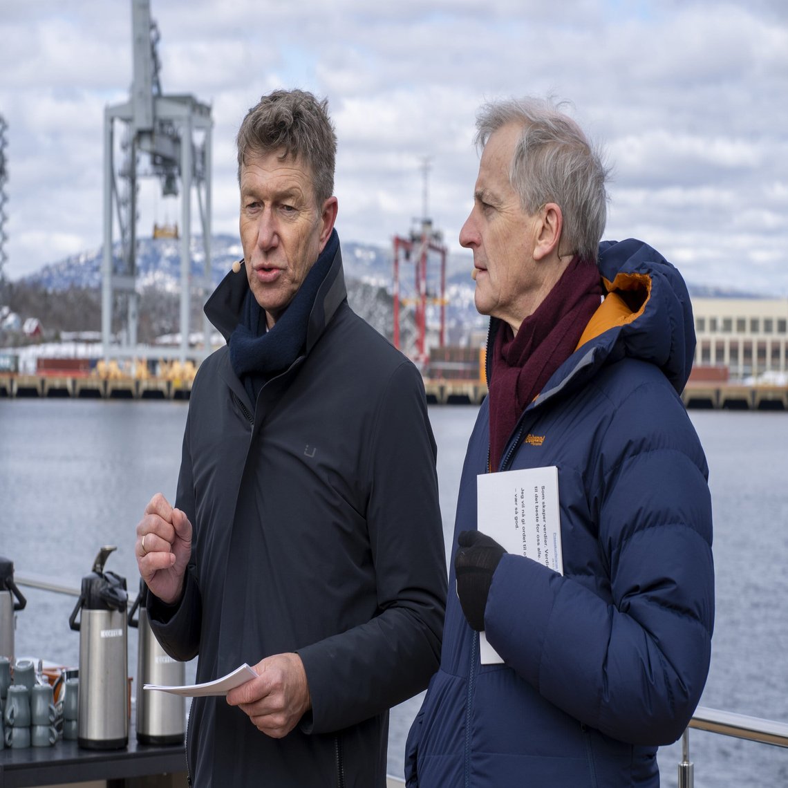 Olje- og energiminister Terje Aasland (Ap) og statsminister Jonas Gahr Støre (Ap) holder pressekonferanse om havvind, ombord i den helelektriske båten MS Brisen på tur i Oslofjorden. Der presenterer de utlysingen av de første områdene for fornybar energiproduksjon til havs i Norge.
Foto: Heiko Junge / NTB Olje- og energiminister Terje Aasland (Ap) og statsminister Jonas Gahr Støre (Ap) holder pressekonferanse om havvind, ombord i den helelektriske båten MS Brisen på tur i Oslofjorden. Der presenterer de utlysingen av de første områdene for fornybar energiproduksjon til havs i Norge.
Foto: Heiko Junge / NTB
