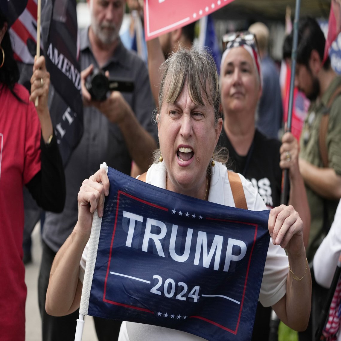 Donald Trump har fortsatt massiv støtte i folket, selv med all støy rundt dagens rettsmøte. Foto: AP /Alex Brandon Donald Trump har fortsatt massiv støtte i folket, selv med all støy rundt dagens rettsmøte. Foto: AP /Alex Brandon
