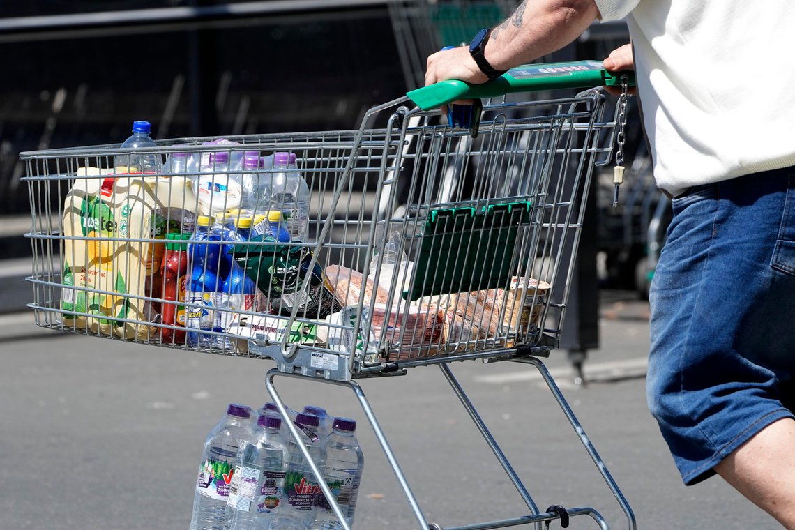 Handlekurven blir slankere selv om man betaler den samme summen som før, opplever forbrukere over hele Europa. Foto: Martin Meissner / AP / NTB Handlekurven blir slankere selv om man betaler den samme summen som før, opplever forbrukere over hele Europa. Foto: Martin Meissner / AP / NTB