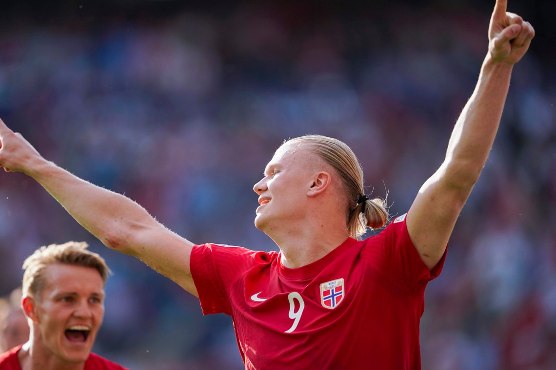 Erling Braut Haaland jubler sammen med Martin Ødegaard etter å ha gitt Norge ledelsen mot Skottland på et fullsatt Ullevaal. Men Ståle Solbakken ødela festen.Foto: Heiko Junge / NTB Erling Braut Haaland jubler sammen med Martin Ødegaard etter å ha gitt Norge ledelsen mot Skottland på et fullsatt Ullevaal. Men Ståle Solbakken ødela festen.Foto: Heiko Junge / NTB