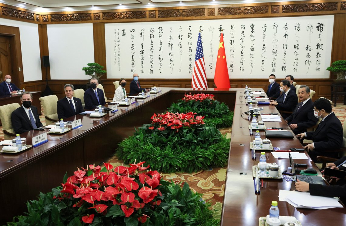 Kineserne bruker fortsatt munnbind i møte med fremmede. U.S. Secretary of State Antony Blinken, second left, meets with China's top diplomat Wang Yi, second right, at the Diaoyutai State Guesthouse in Beijing, China, Monday, June 19, 2023. (Leah Millis/Pool Photo via AP) Kineserne bruker fortsatt munnbind i møte med fremmede. U.S. Secretary of State Antony Blinken, second left, meets with China's top diplomat Wang Yi, second right, at the Diaoyutai State Guesthouse in Beijing, China, Monday, June 19, 2023. (Leah Millis/Pool Photo via AP)