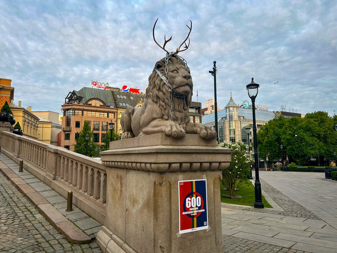 Fosen-aksjonistene har startet forberedelsene til lørdagens varslede demonstrasjon foran Stortinget. De kjente løveskulpturene på Løvebakken har blitt utstyrt med reinsdyrgevir. Foto: Stian Drake / NTB Fosen-aksjonistene har startet forberedelsene til lørdagens varslede demonstrasjon foran Stortinget. De kjente løveskulpturene på Løvebakken har blitt utstyrt med reinsdyrgevir. Foto: Stian Drake / NTB