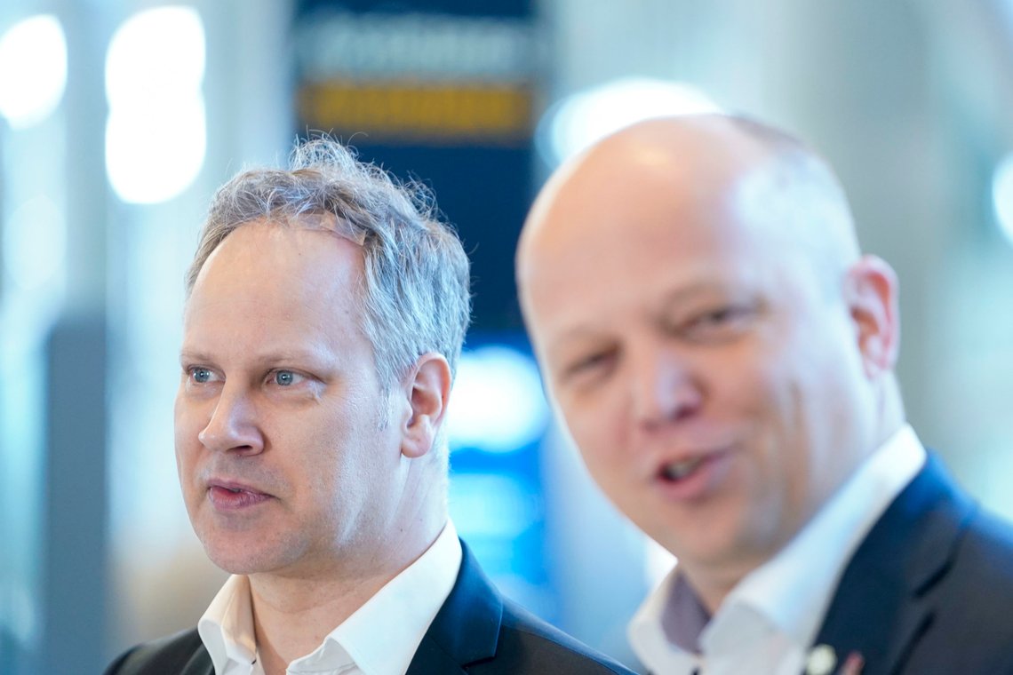 Gardermoen 20230315.
Samferdselsminister Jon-Ivar Nygård t.v. og finansminister Trygve Slagsvold Vedum på pressekonferansen på Oslo lufthavn der regjeringen halverer prisene på flyruter i distriktene, såkalte FOT-ruter, fra 1. april.
Foto: Terje Pedersen / NTB Gardermoen 20230315.
Samferdselsminister Jon-Ivar Nygård t.v. og finansminister Trygve Slagsvold Vedum på pressekonferansen på Oslo lufthavn der regjeringen halverer prisene på flyruter i distriktene, såkalte FOT-ruter, fra 1. april.
Foto: Terje Pedersen / NTB