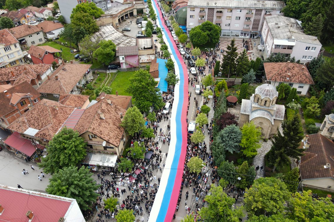 Hundrevis av etniske serbere bar et gigantisk serbisk flagg gjennom byen Zvecan, som ligger nord i Kosovo, i protest mot at etniske kosovoalbanere skulle overta styret i byen. Foto: Bojan Slavkovic / AP /NTB Hundrevis av etniske serbere bar et gigantisk serbisk flagg gjennom byen Zvecan, som ligger nord i Kosovo, i protest mot at etniske kosovoalbanere skulle overta styret i byen. Foto: Bojan Slavkovic / AP /NTB