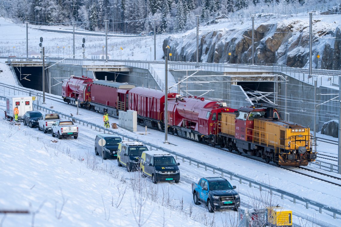 Det jobbes ved skinnene sør for Blixtunnelen og Roåstunnelen etter at Follobanen måtte stenge. Foto: Terje Pedersen / NTB Det jobbes ved skinnene sør for Blixtunnelen og Roåstunnelen etter at Follobanen måtte stenge. Foto: Terje Pedersen / NTB