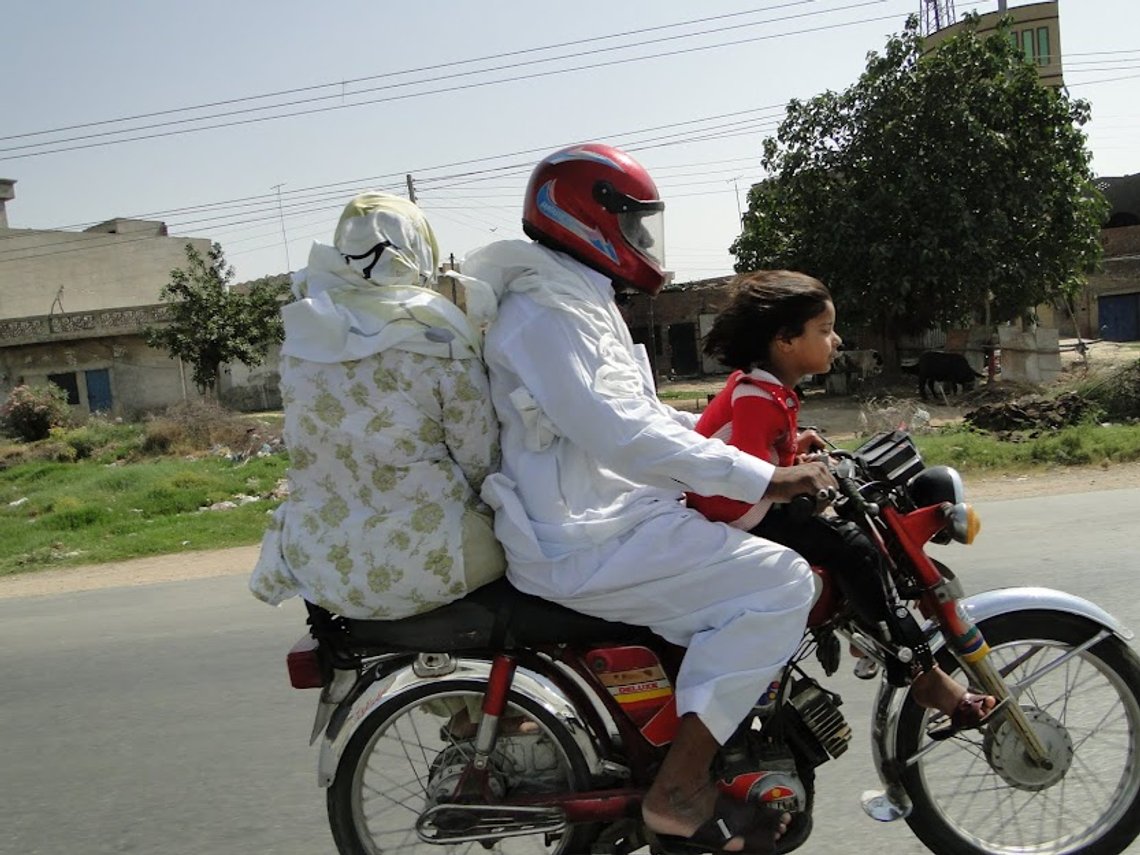 Ikke alle pakistanere følger loven, hva enten de er i Norge eller Pakistan. Her ser vi en pakistansk kjernefamilie på mopedtur utenfor Islamabad i 2011. Illustrasjonsfoto: Geir Furuseth Ikke alle pakistanere følger loven, hva enten de er i Norge eller Pakistan. Her ser vi en pakistansk kjernefamilie på mopedtur utenfor Islamabad i 2011. Illustrasjonsfoto: Geir Furuseth