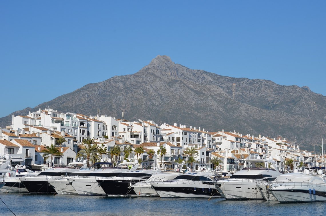 Puerto banús, Marbella. I dette ferieparadiset ble to norske kvinner invitert på fest av tre svensker, noe som endte med voldtekt. To av de såkalte svenskene var mindreårige. Foto: Pixabay Puerto banús, Marbella. I dette ferieparadiset ble to norske kvinner invitert på fest av tre svensker, noe som endte med voldtekt. To av de såkalte svenskene var mindreårige. Foto: Pixabay