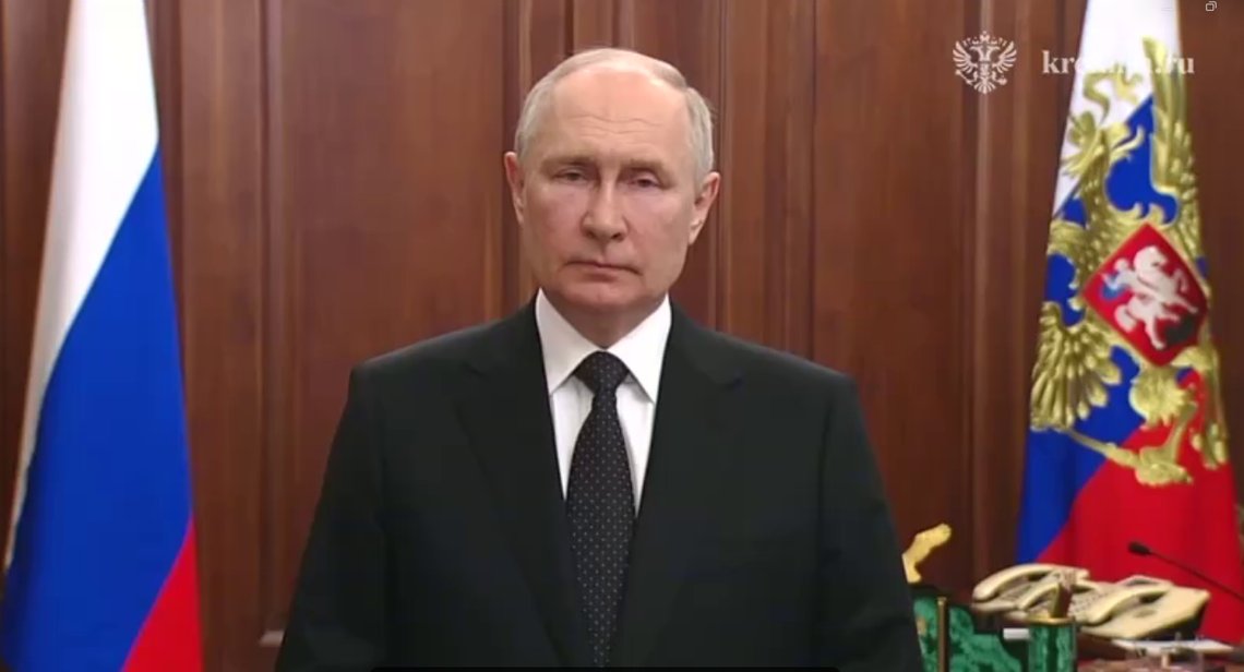 Russlands president Vladimir Putin fremsto som nervøs og anspent i sin TV-sendte tale til folket, lørdag morgen. Skjermdump: Telegram Russlands president Vladimir Putin fremsto som nervøs og anspent i sin TV-sendte tale til folket, lørdag morgen. Skjermdump: Telegram