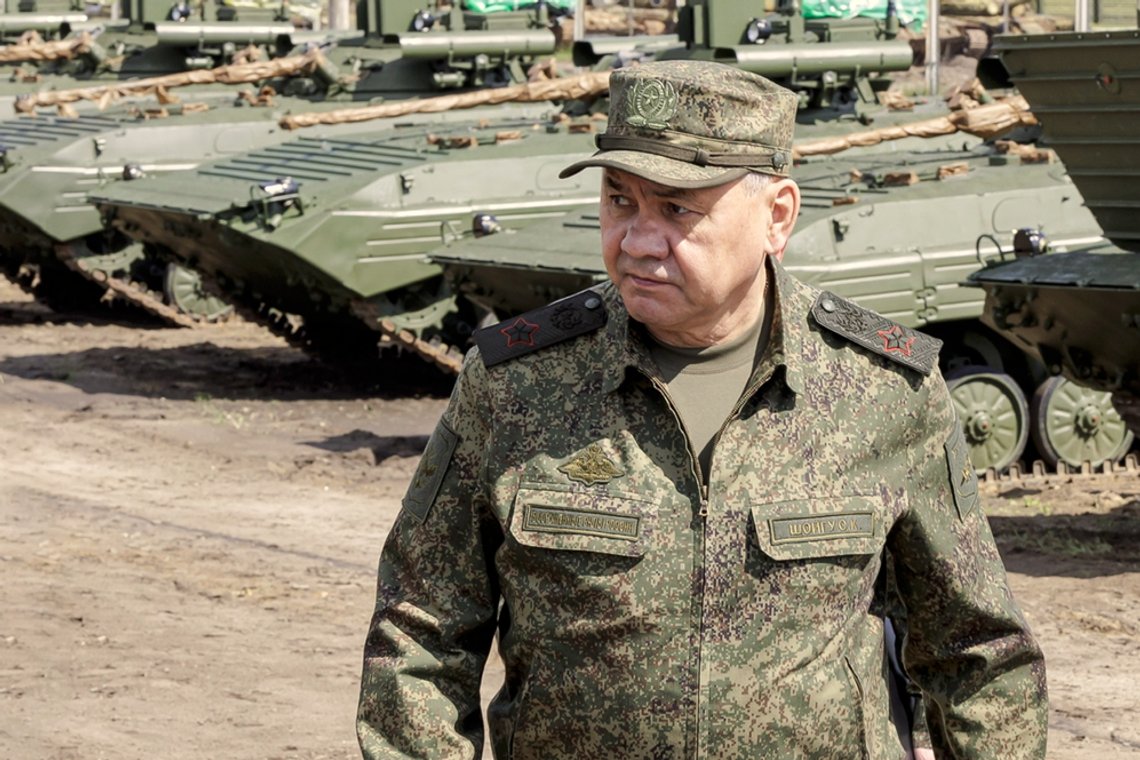 Et av hovedkravene til Wagner-gruppens sjef Jevgenij Prigozjin, senest på lørdagens militære aksjoner i Russland, var at Russlands forsvarsminister Sergej Sjojgu og forsvarssjef Valerij Gerasimov måtte gå av. Mandag var Sjojgu i Ukraina. Arkivfoto: AP / NTB Et av hovedkravene til Wagner-gruppens sjef Jevgenij Prigozjin, senest på lørdagens militære aksjoner i Russland, var at Russlands forsvarsminister Sergej Sjojgu og forsvarssjef Valerij Gerasimov måtte gå av. Mandag var Sjojgu i Ukraina. Arkivfoto: AP / NTB