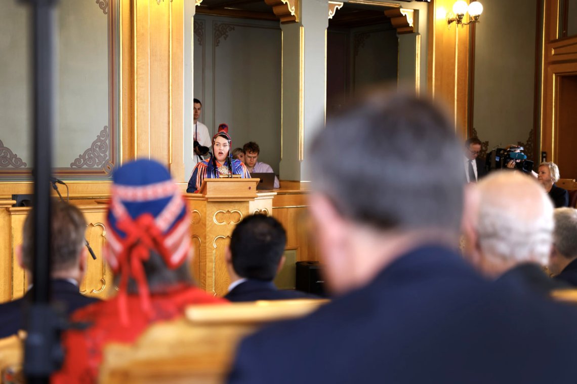 Sametingspresident Silje Karine Muotka på talerstolen i stortingssalen under overleveringen av sannhetskommisjonens rapport til stotingspresiedenten. Foto: Hanna Johre / NTB Sametingspresident Silje Karine Muotka på talerstolen i stortingssalen under overleveringen av sannhetskommisjonens rapport til stotingspresiedenten. Foto: Hanna Johre / NTB