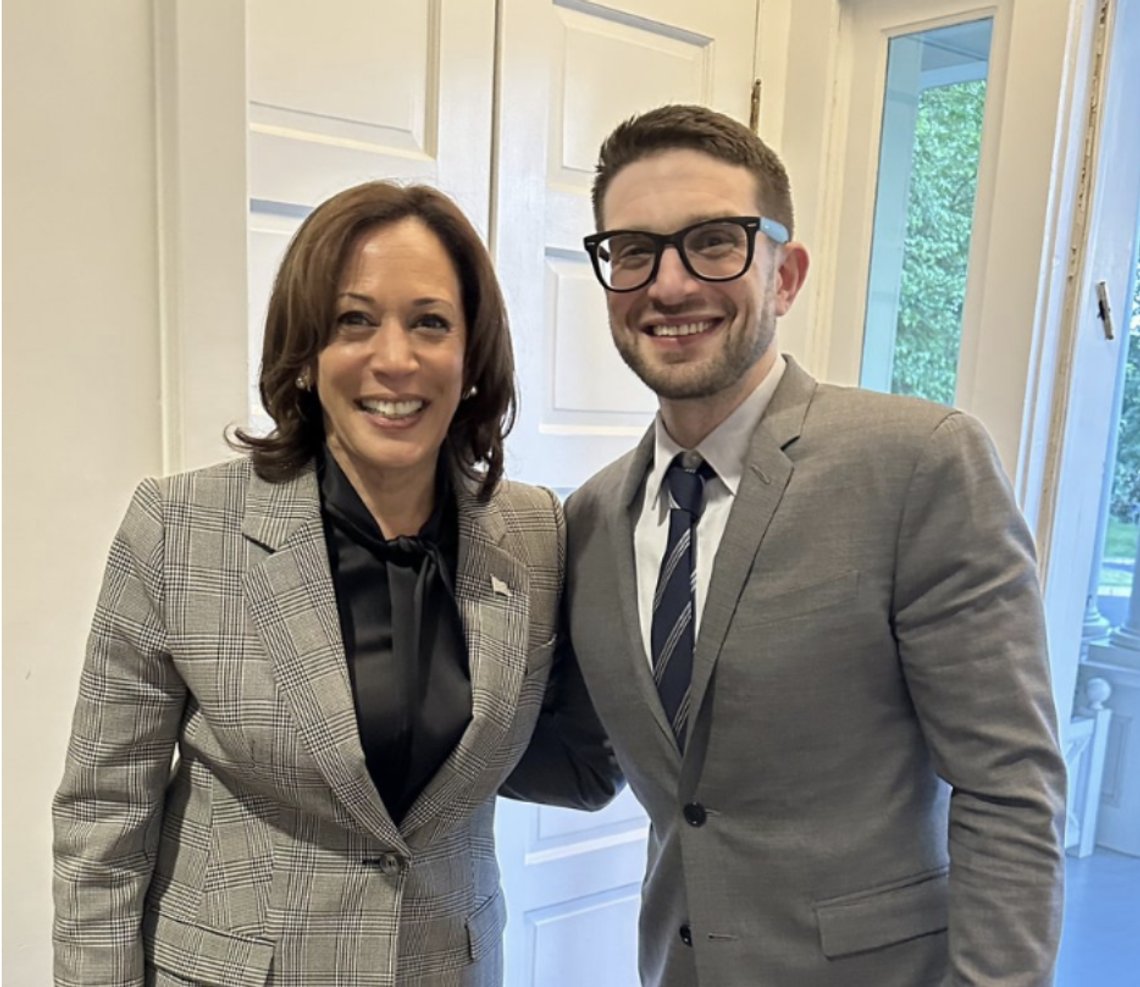 Alex Soros er sønnen til George Soros. Her på besøk hot Kamala Harris i Det hvite hus. Skjermdump Twitter/ Soros Alex Soros er sønnen til George Soros. Her på besøk hot Kamala Harris i Det hvite hus. Skjermdump Twitter/ Soros